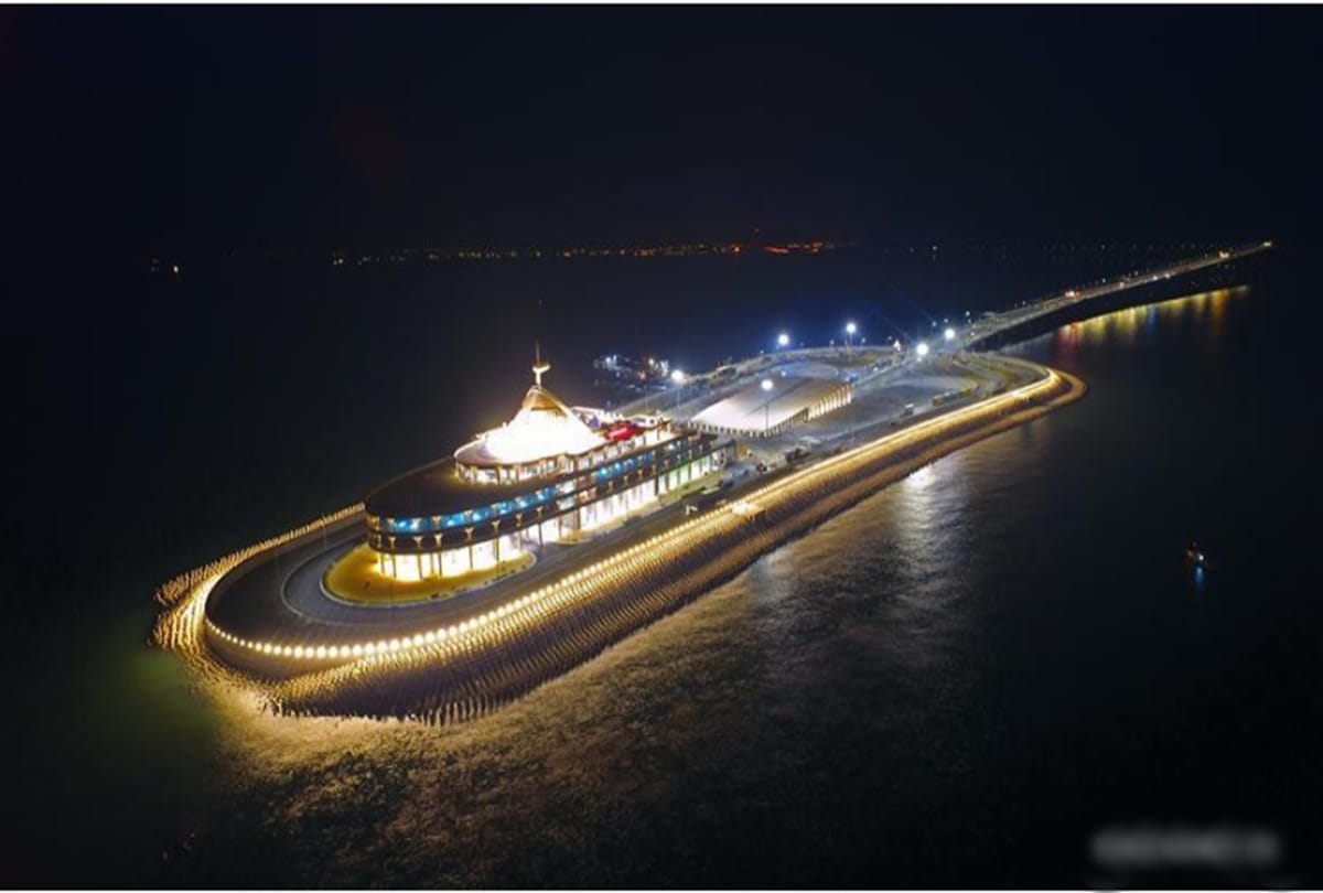 This is the worlds longest sea bridge at china 