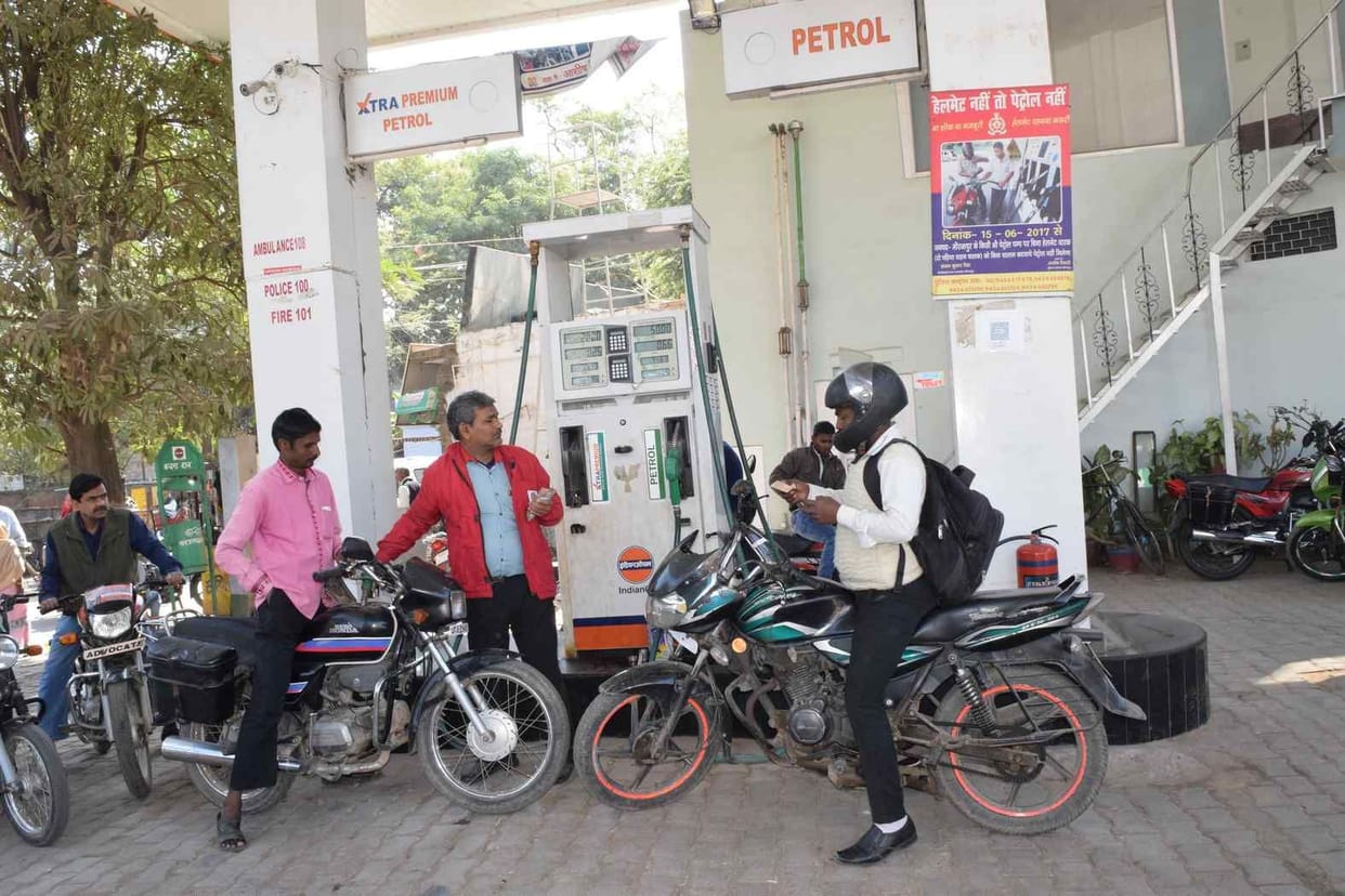 बिना हेलमेट के आराम से मिल रहा पेट्रोल