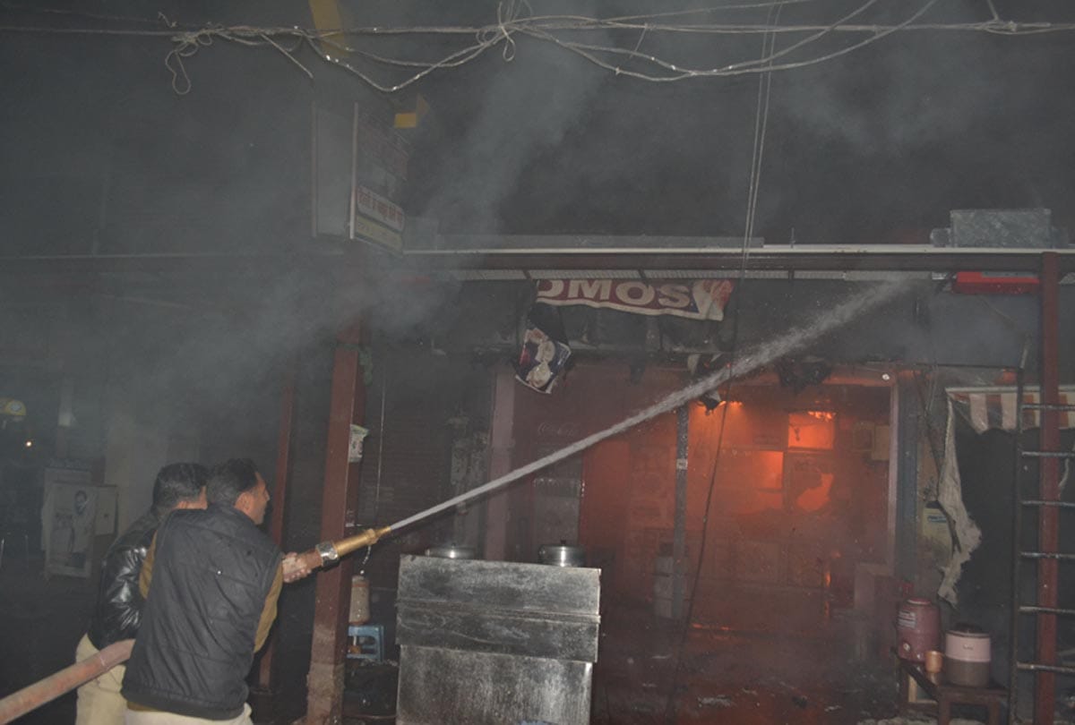 Fire broke out in five shops in Kanpur Naveen Market