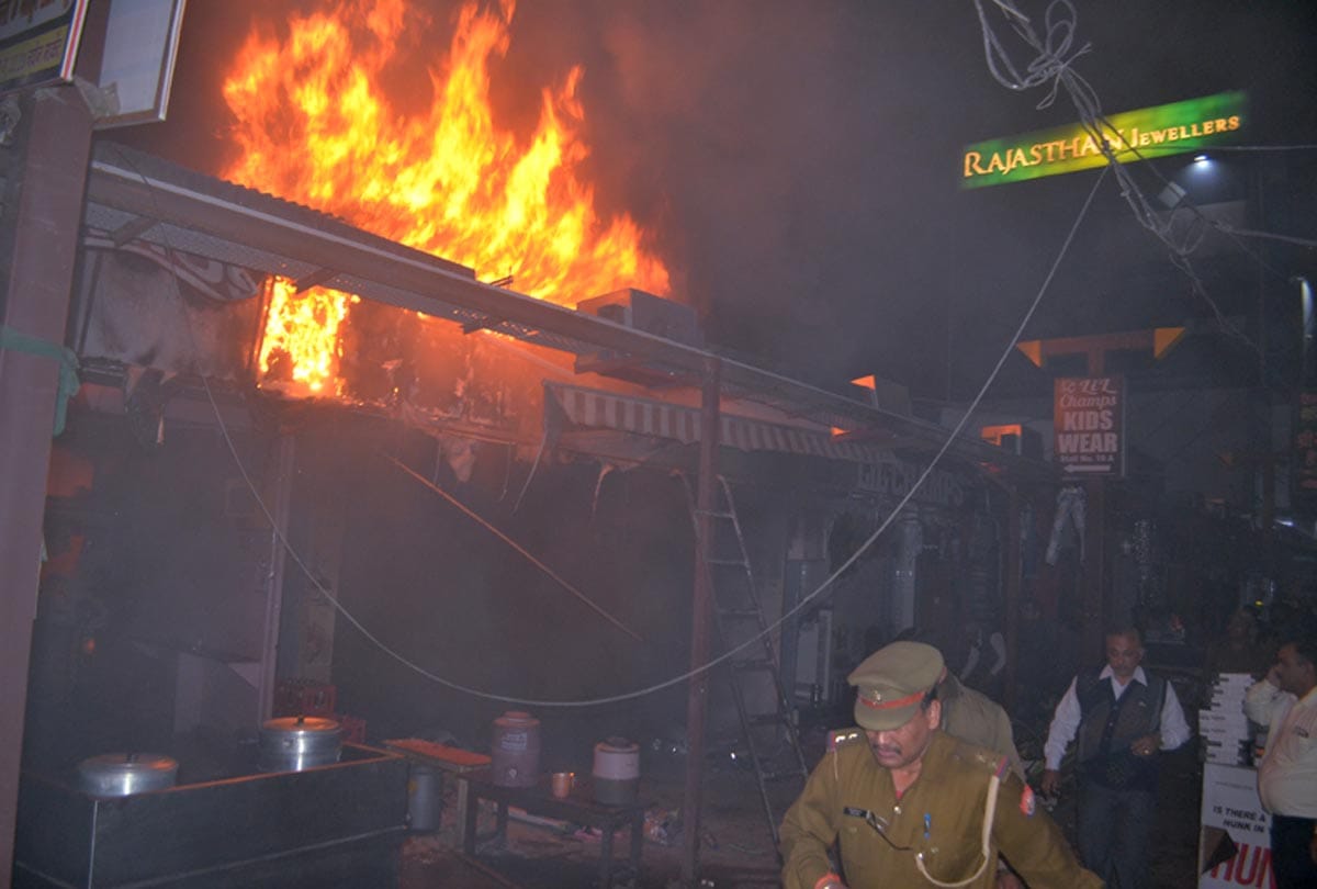 Fire broke out in five shops in Kanpur Naveen Market