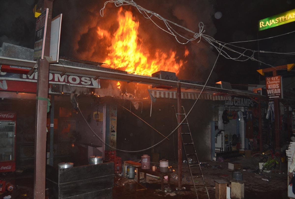Fire broke out in five shops in Kanpur Naveen Market