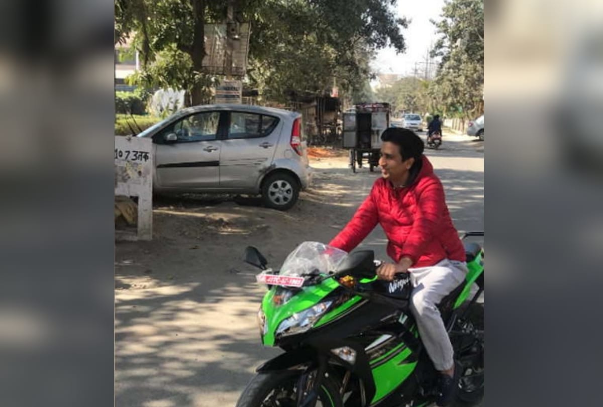 kumar vishwas trolled on social media for celebrating valentines day without helmet on bike