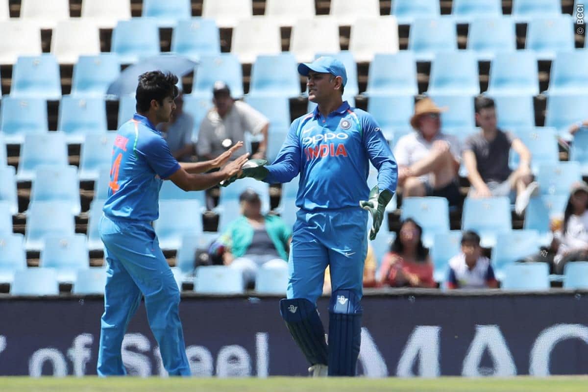 ms dhoni becomes first player to take 50 catch in t20i