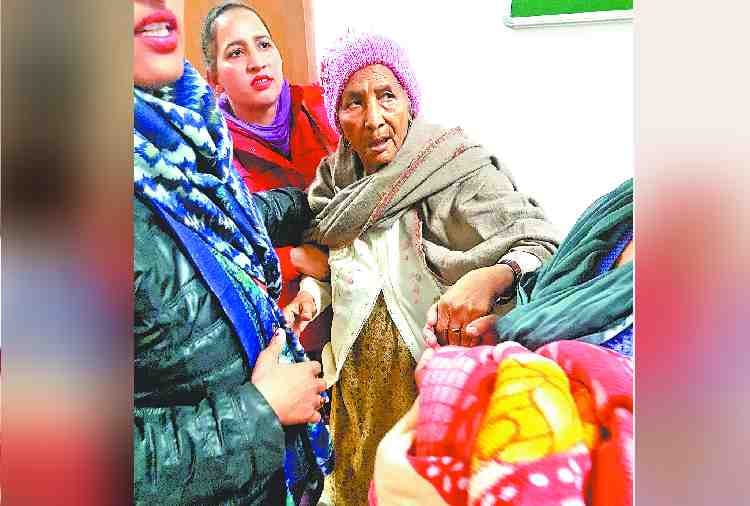 son throws out 82 years old mother from house in chandigarh