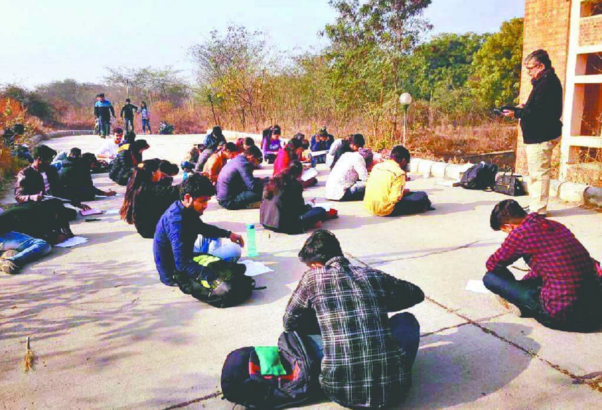 Protest against compulsory attendance In JNU at delhi