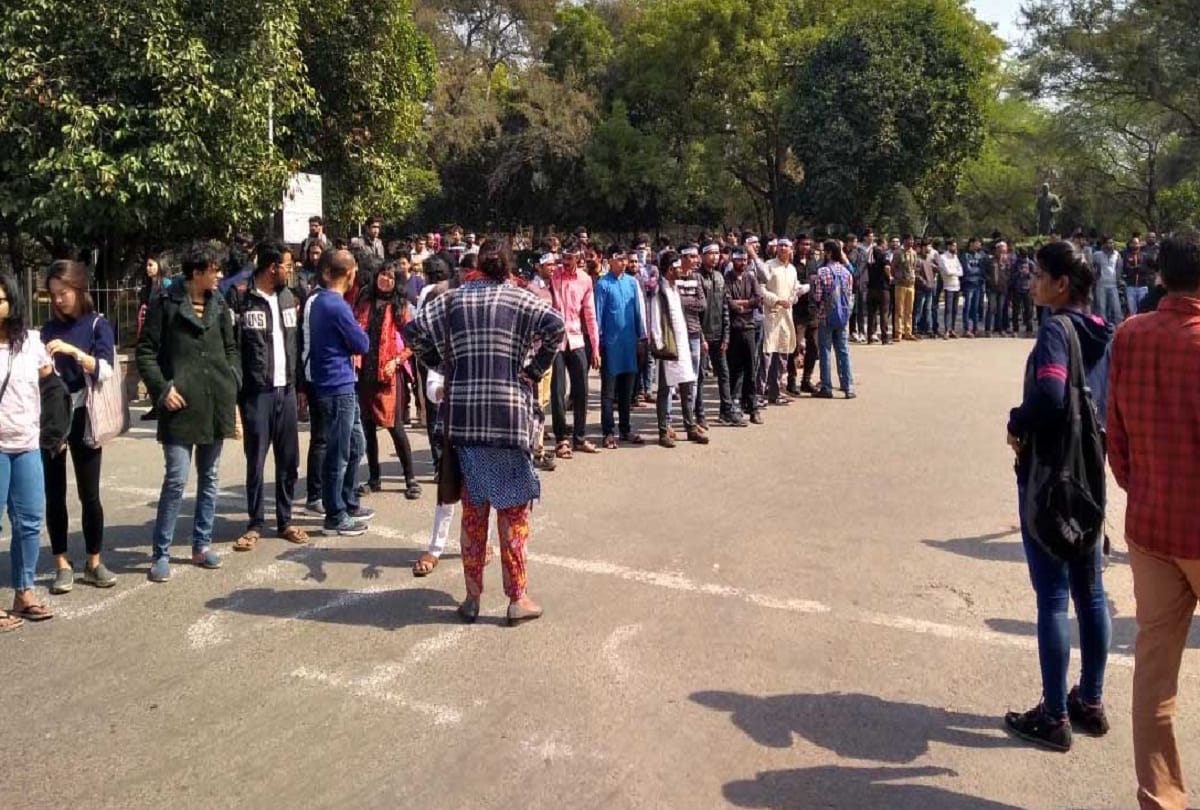 Protest against compulsory attendance In JNU at delhi
