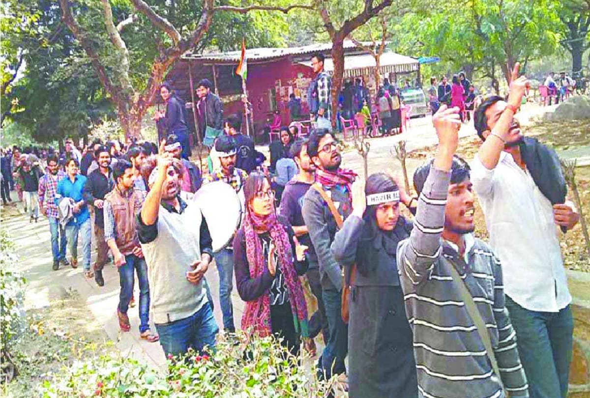 Protest against compulsory attendance In JNU at delhi