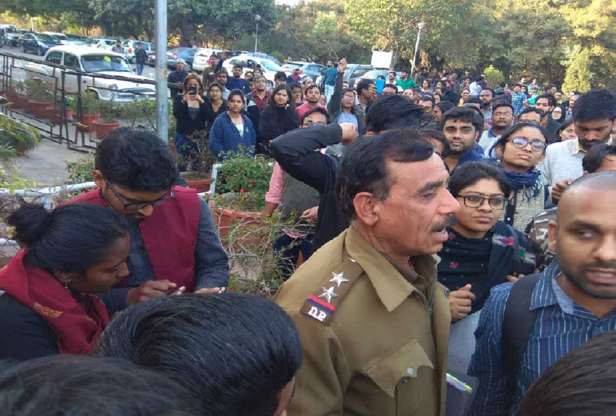 Protest against compulsory attendance In JNU at delhi