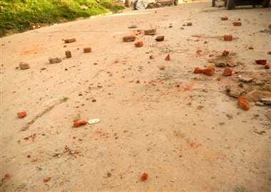 agra stone throwing after attack in two sides