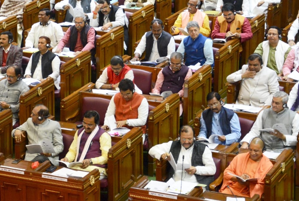 vidhan sabha special session : bsp mla complements yogi, curse mayawati
