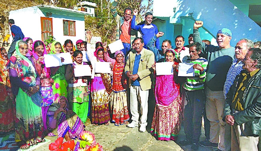 Women in Chadandev surrounded MLA
