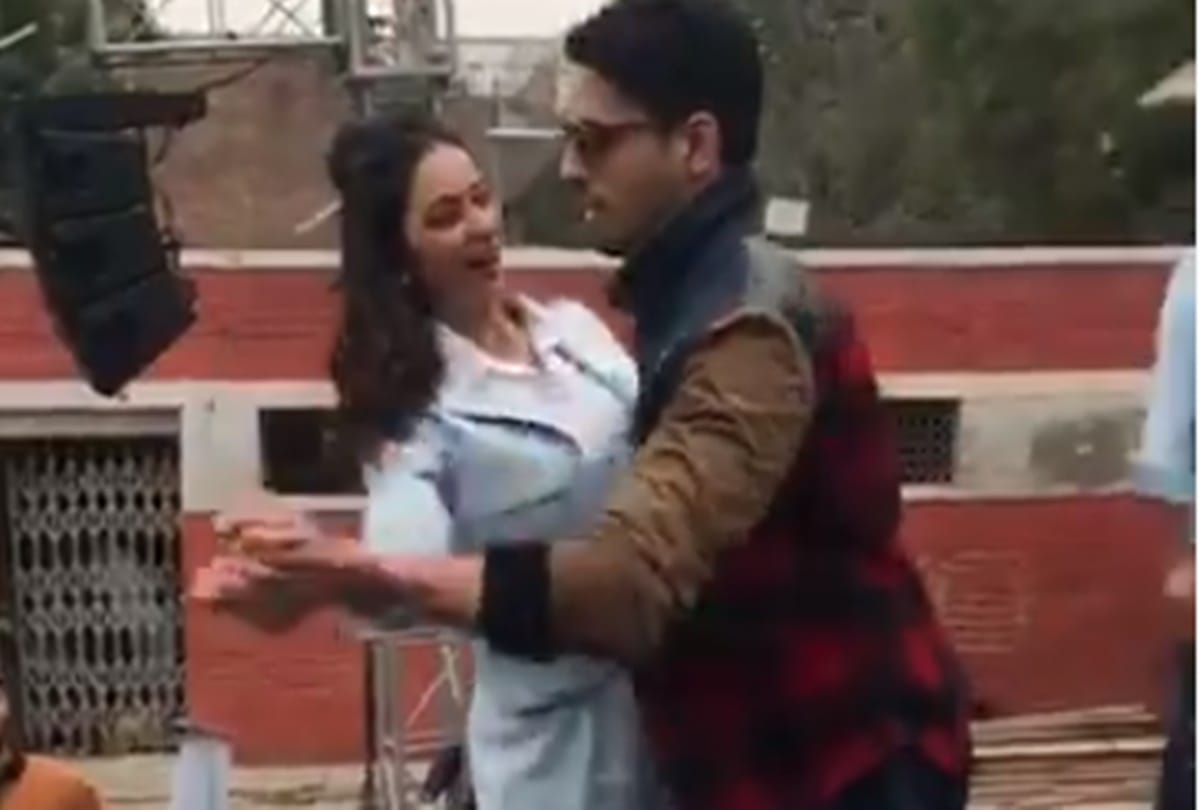 Aiyaary actress Rakul Preet escapes wardrobe malfunction because of Sidharth Malhotra
