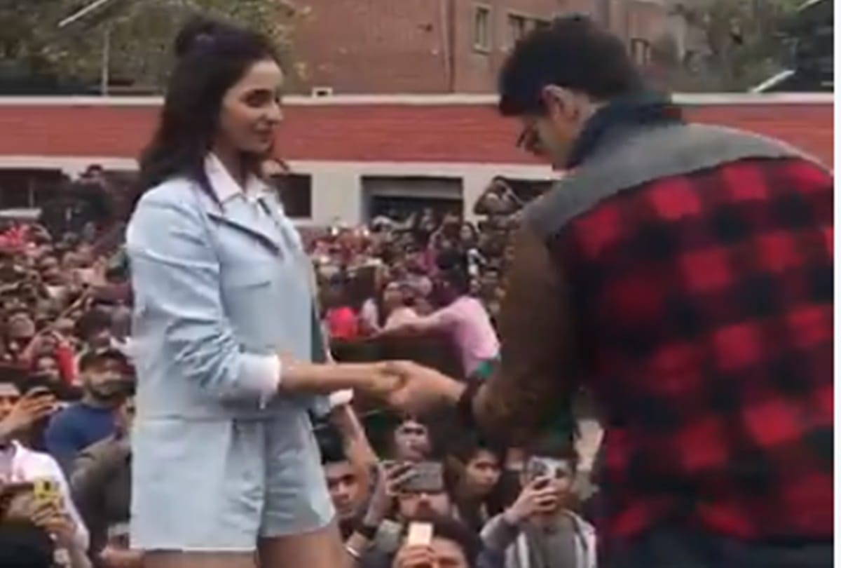 Aiyaary actress Rakul Preet escapes wardrobe malfunction because of Sidharth Malhotra