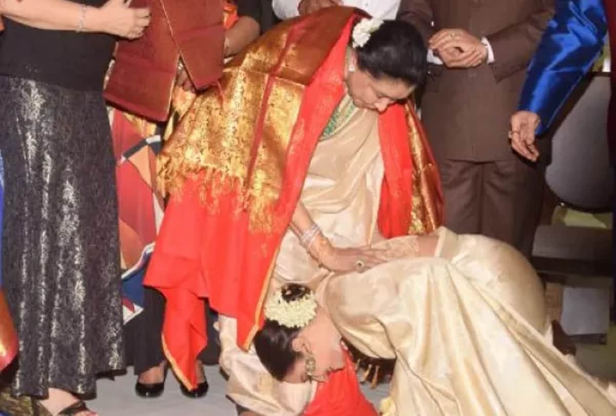 rekha touches asha bhosle feet at yash chopra award function
