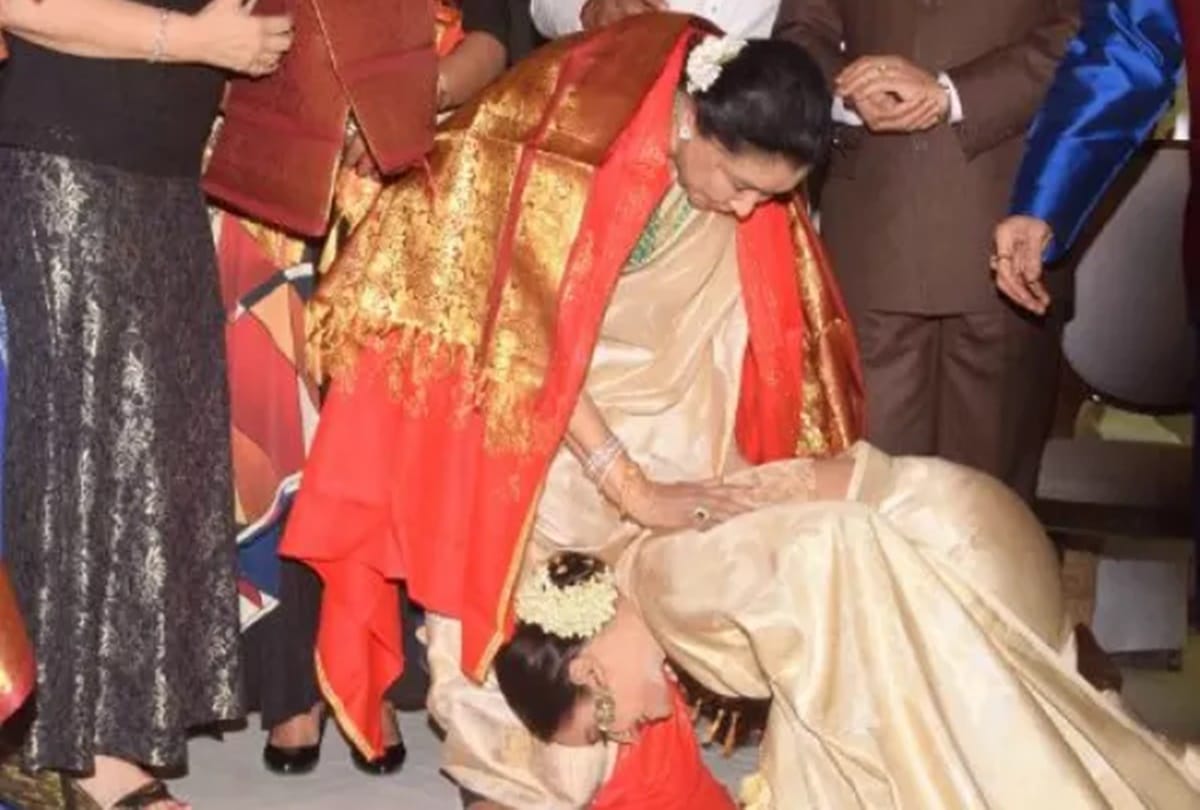 rekha touches asha bhosle feet at yash chopra award function