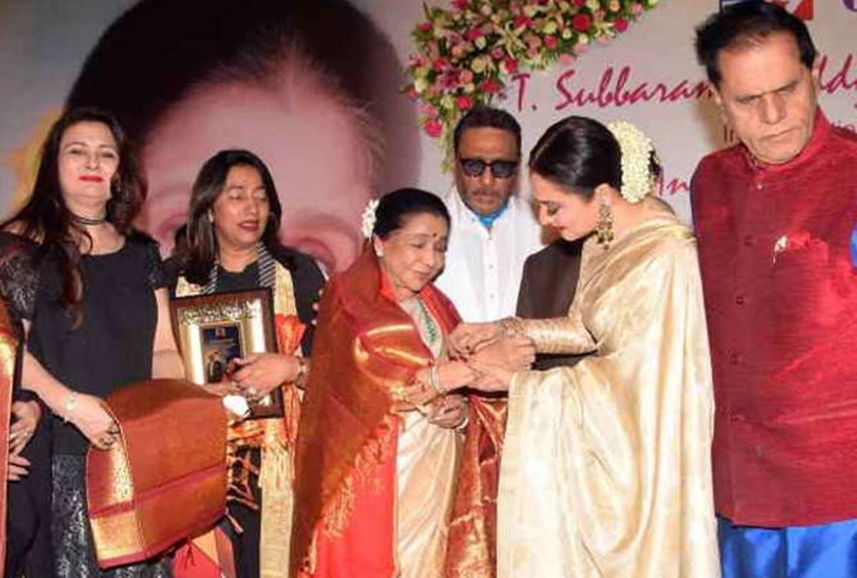 rekha touches asha bhosle feet at yash chopra award function