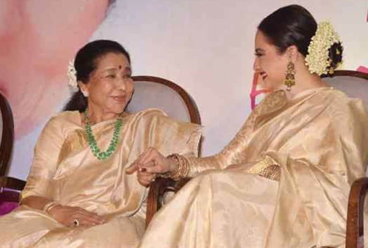 rekha touches asha bhosle feet at yash chopra award function