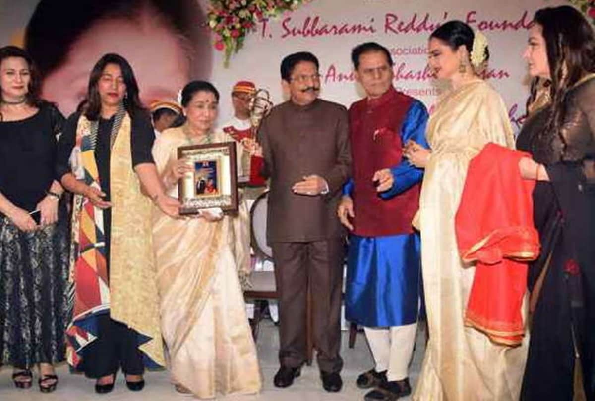 rekha touches asha bhosle feet at yash chopra award function