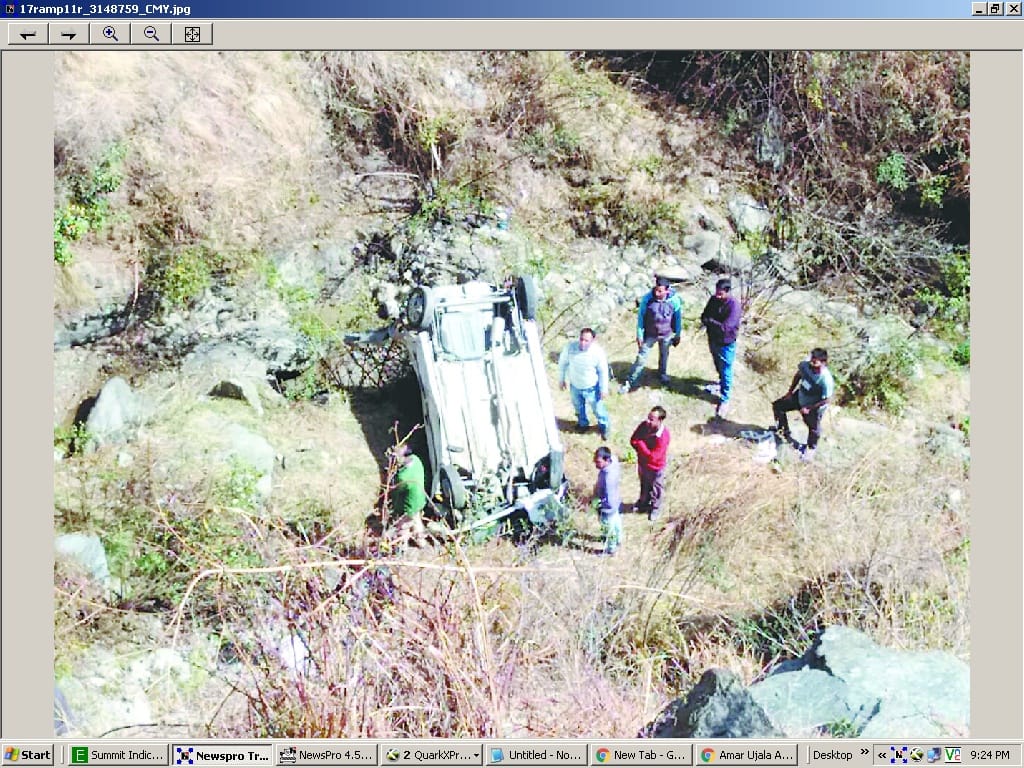 कार लुढ़की, दो सगे भाई समेत तीन घायल