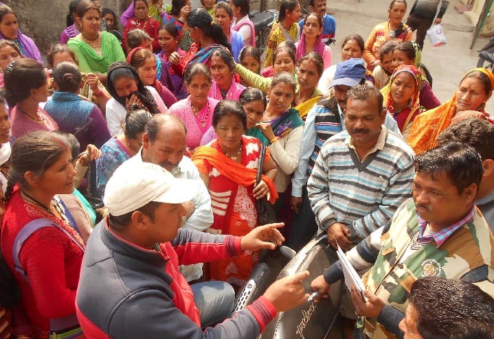 हाथी के आतंक से निजात दिलाओ, वन दरोगा को घेरा