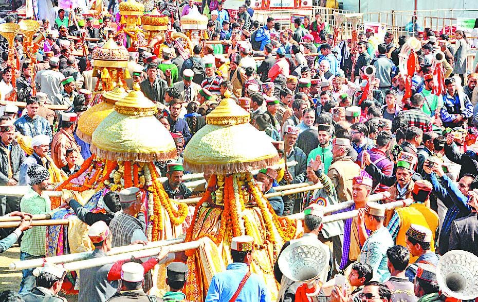 देव दर्शन को उमड़ा जनसैलाब, सांस्कृतिक कार्यक्रमों से रौनक