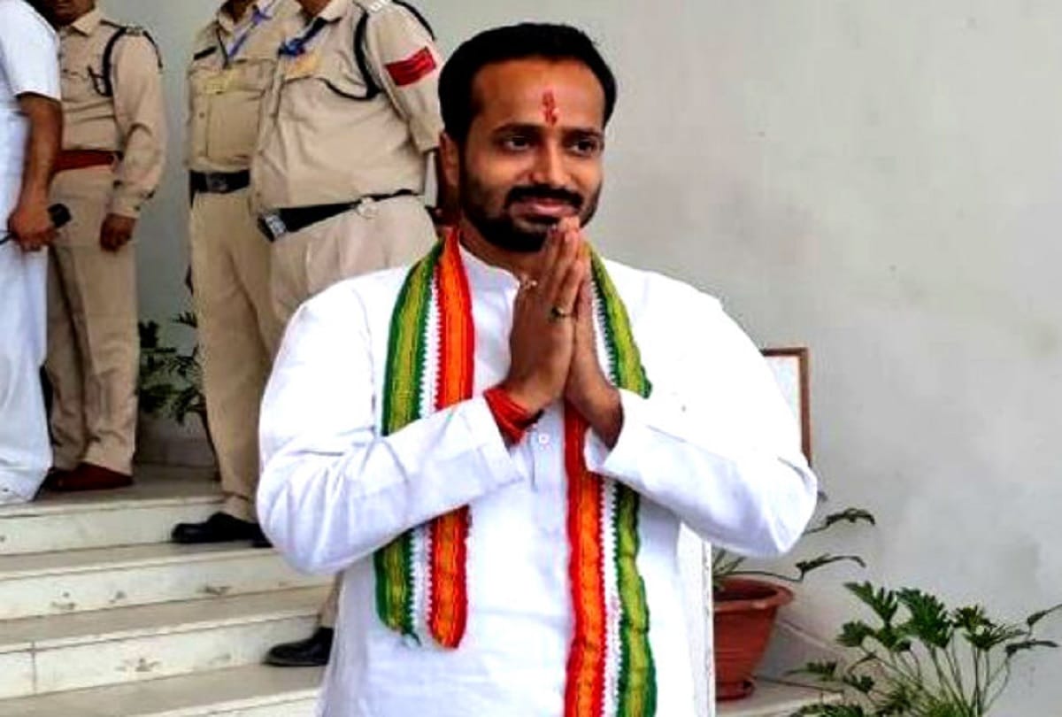 10 thousand rupees reward for absconding rape accused congress mla hemant katare