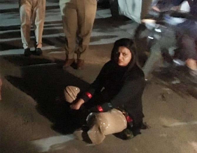 lady sit on protest outside house against husband and in-laws in yamunanagar
