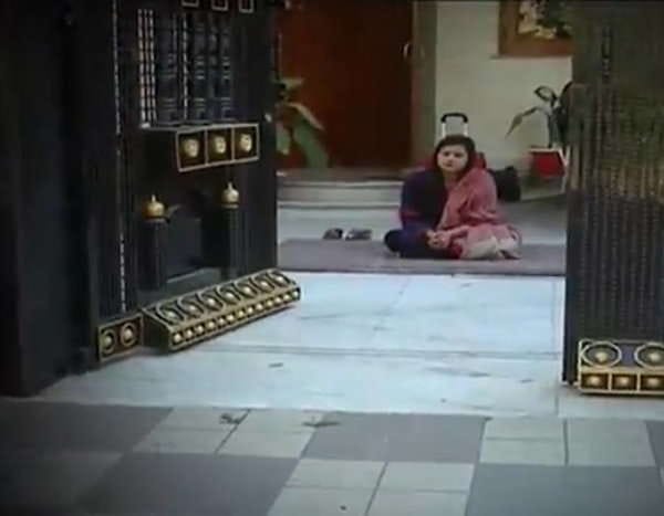 lady sit on protest outside house against husband and in-laws in yamunanagar