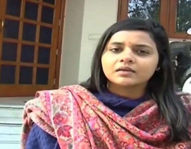 lady sit on protest outside house against husband and in-laws in yamunanagar