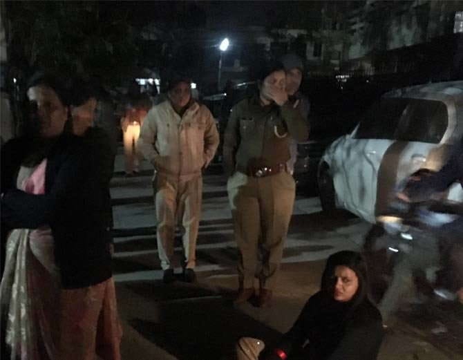 lady sit on protest outside house against husband and in-laws in yamunanagar