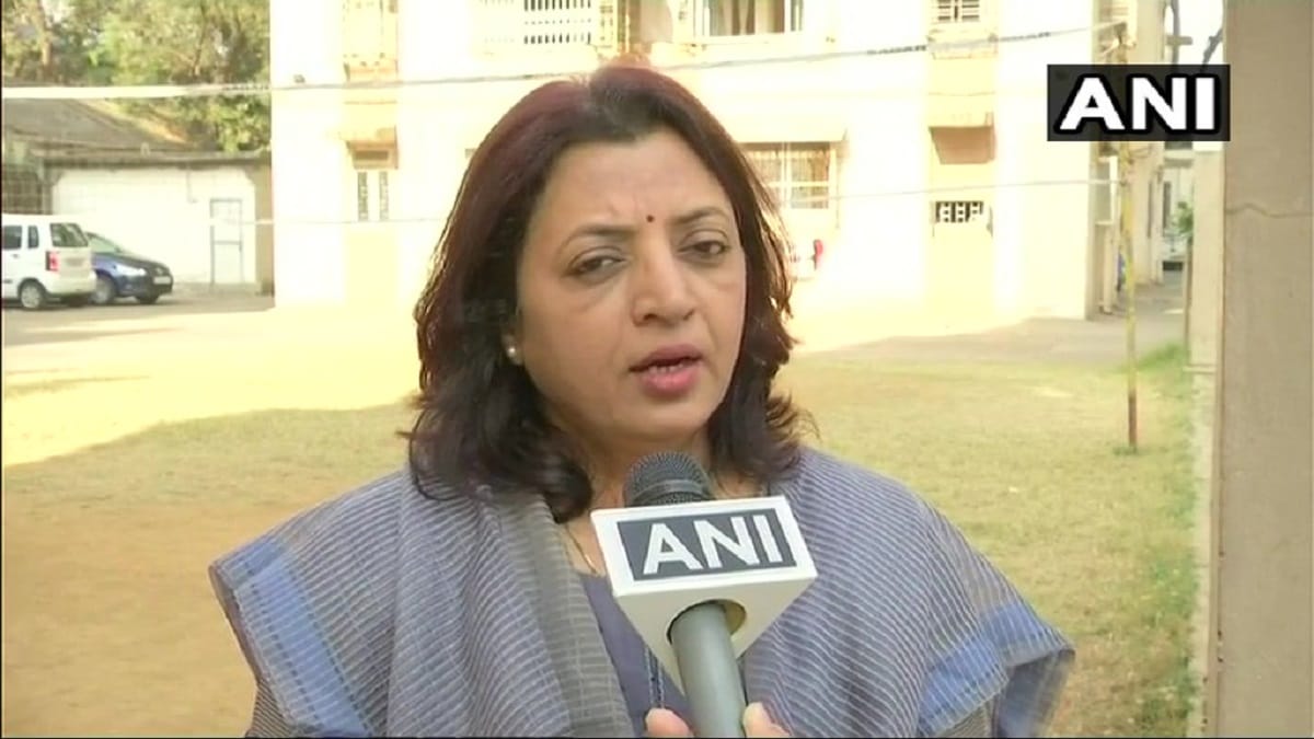 MLC Manisha Kayande also left Uddhav support two groups fighting in Congress meeting