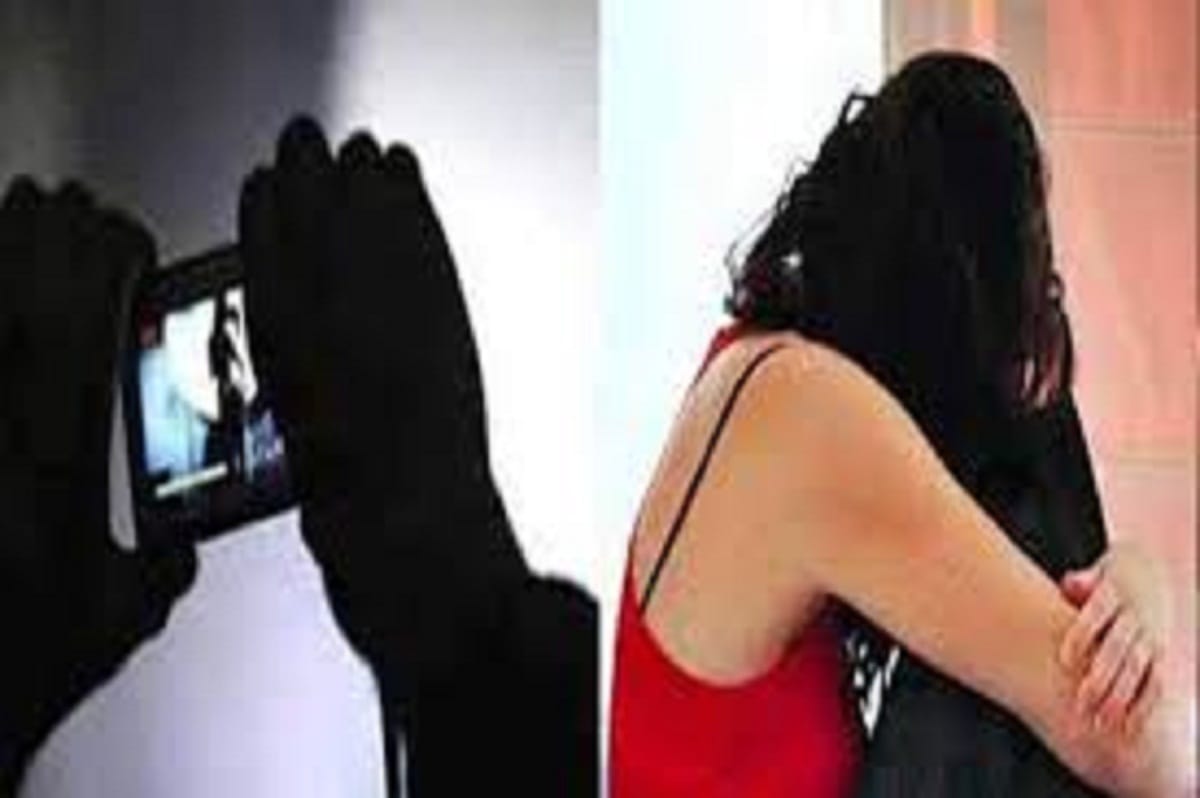 lady teachers Obscene photo viral on Facebook, accused in custody