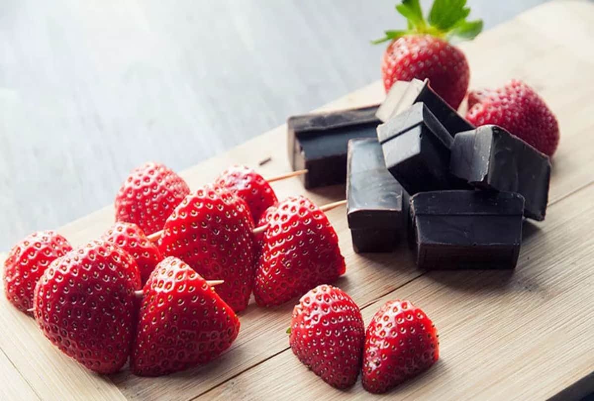 strawberry face packs for glowing skin