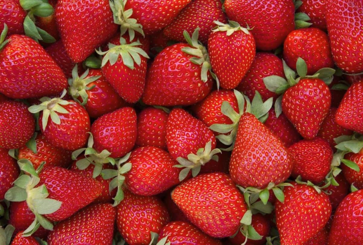 strawberry face packs for glowing skin