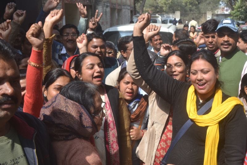 बीएसए के निलंबन के विरोध में उतरे शिक्षक