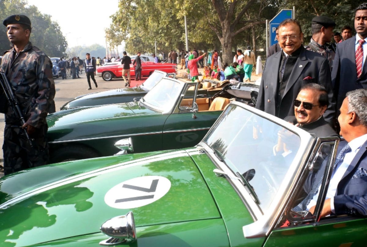 vintage cars ran on delhi's road, view pics