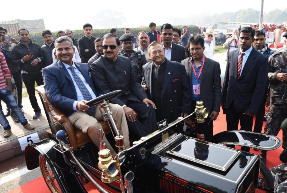 vintage cars ran on delhi's road, view pics