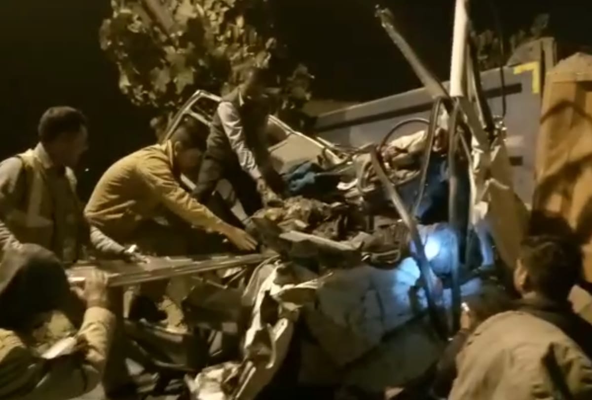 two truck clashed in shaheed path lucknow