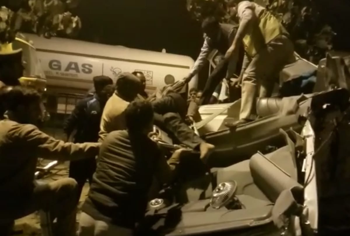 two truck clashed in shaheed path lucknow