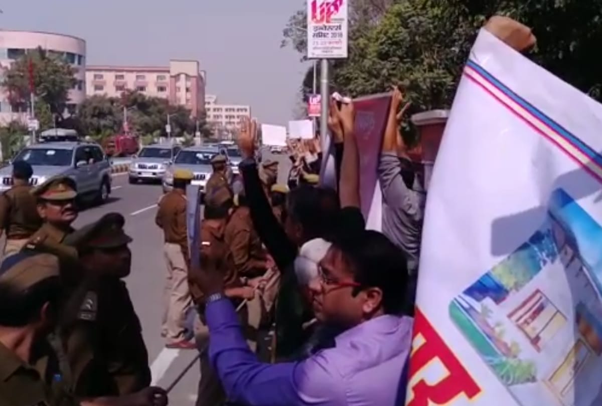 rohtas builder allottees protest in front of cm yogi at indra gandhi pratisthan