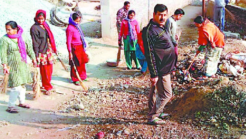 careful ! Throwing garbage at public place, then fined one thousand