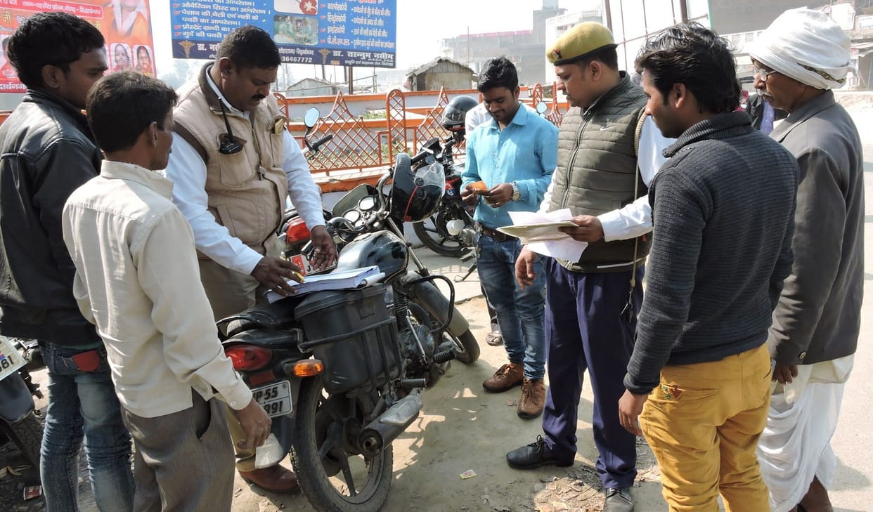 सॉरी सर! जल्दी में भूल गए हेलमेट लगाना 