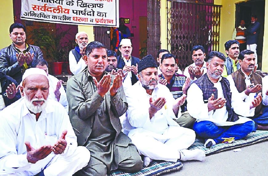 nigam me dharna dene vaalo ko fatkaar