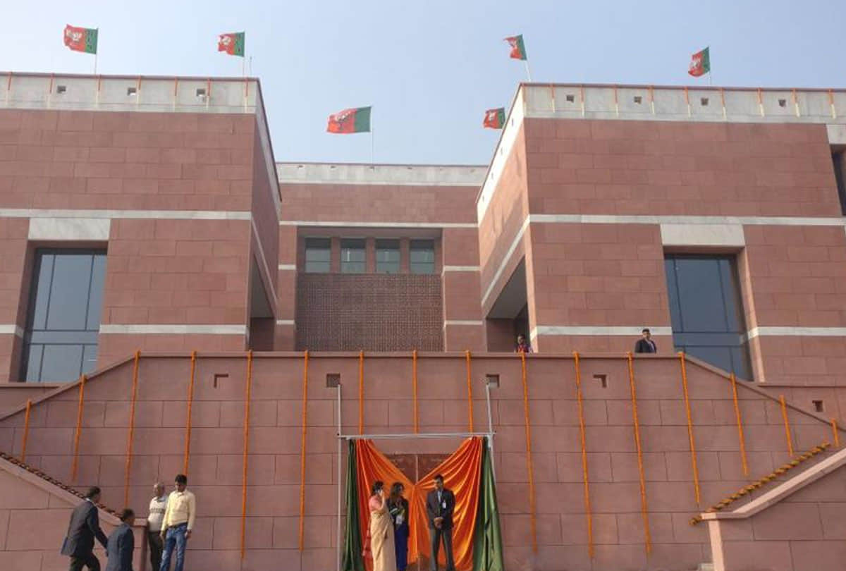 BJP Headquarter stopped using single use water bottles, replaced with steel jug and paper cup