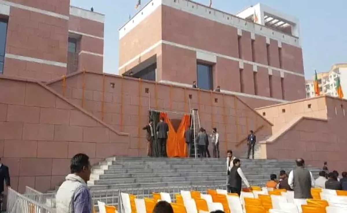 Insulting migrant guests in BJP office in delhi snatching food plates out