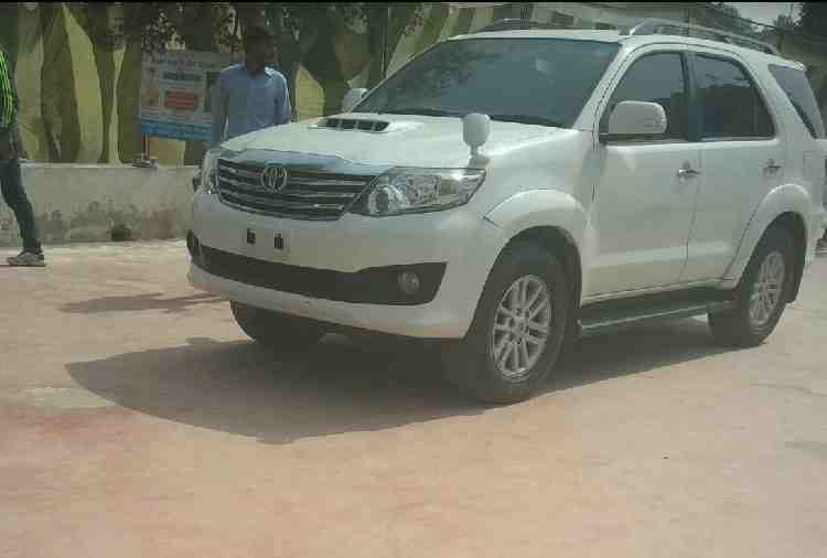 indian fast bowler praveen kumar break traffic rules by driving car without number
