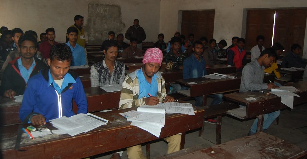 यूपी बोर्ड : मां की जगह परीक्षा देती मिली बेटी