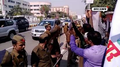 protest against rohtas builder in front of cm yogi’s convoy  