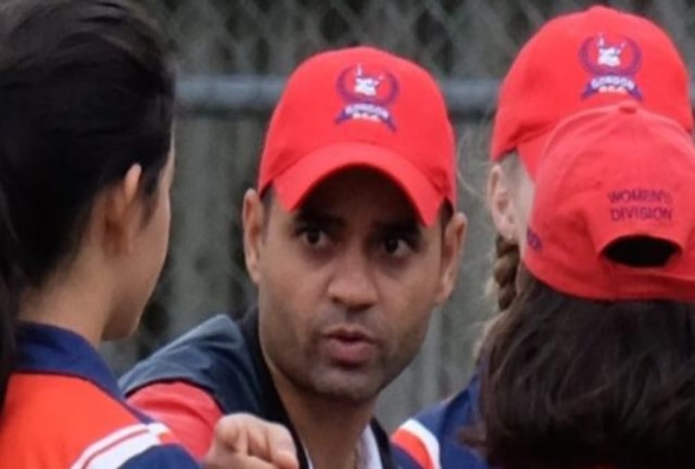 Indian coach teach playing cricket to australian cricketer