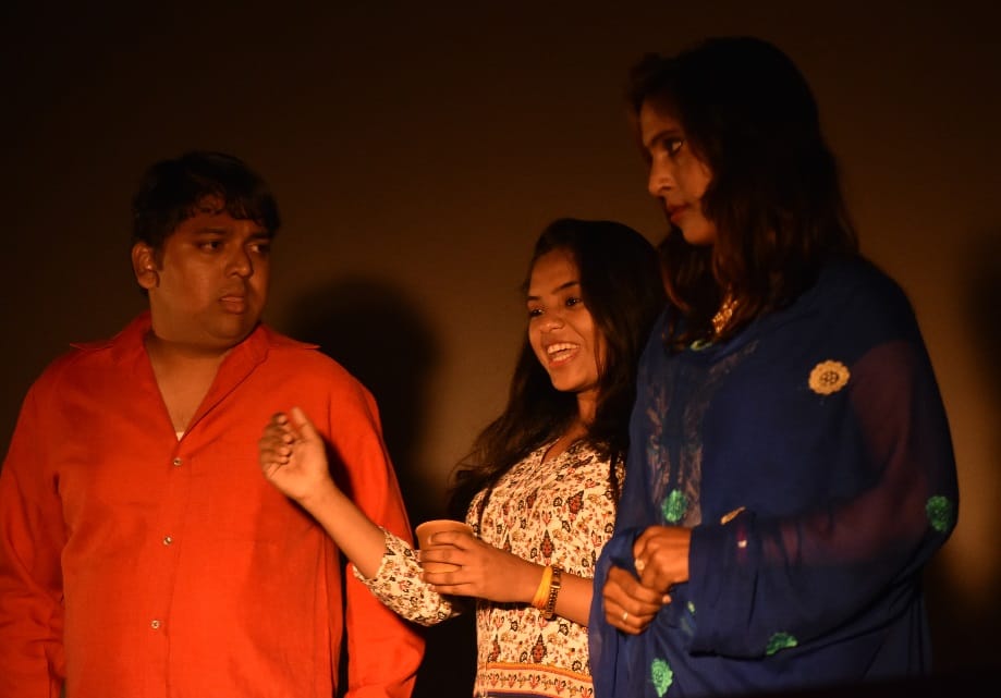 गज-फुट-इंच ने हंसाया और संस्कारों का पाठ भी पढ़ाया